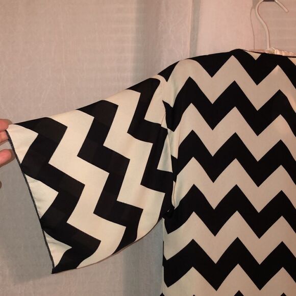 LuLaRoe S Rare Monroe Ivory Black Chevron Open Waterfall  Cardigan Duster Kimono - Picture 8 of 11